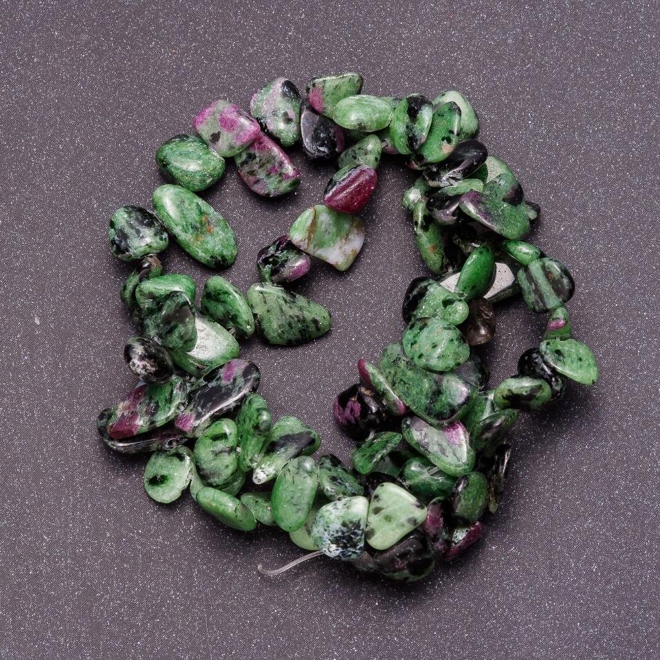 Korálky zoisitu z přírodního kamene na niti, tvar motýla, průměr 8–12 mm, délka 38 cm