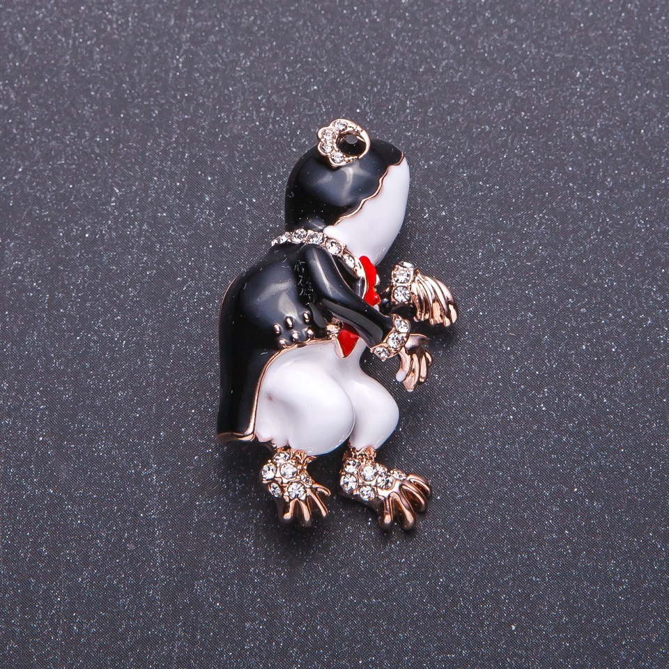 Brož Žába dirigent ve fraku, zlatý odstín kovu, 3,5×2 cm