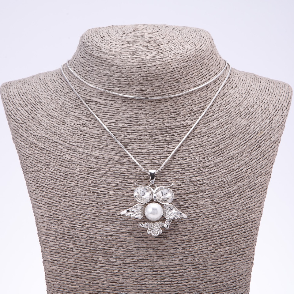 Přívěšek na řetízek Sova s perlou, bílé oči, délka 75 cm, průměr 4×3,5 cm