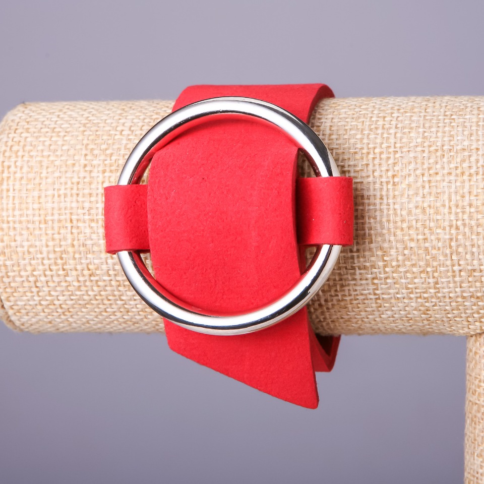 Červený plstěný náramek s přezkou z nubuku, barva kovu stříbrná