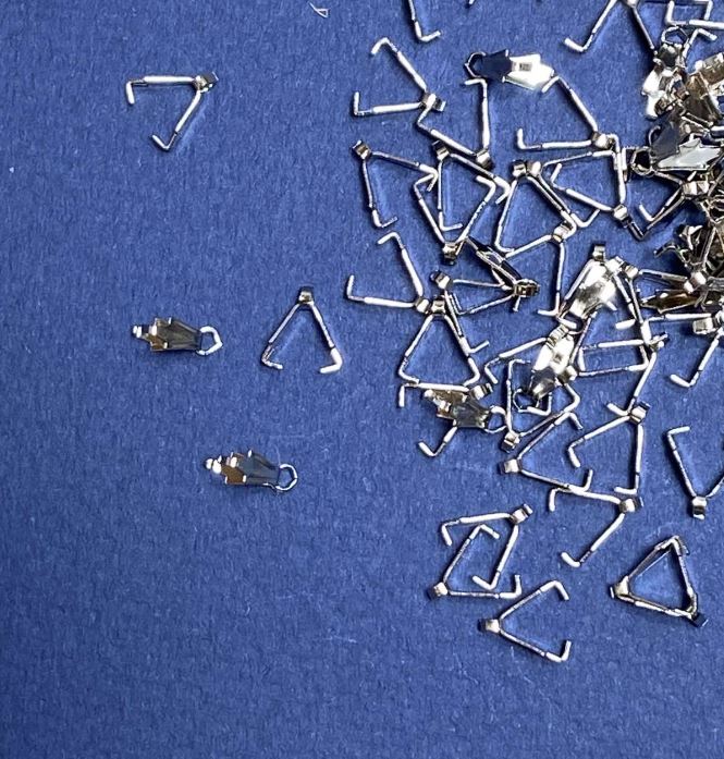 Furnitura držák pro přívěšek 8×2 mm balení 20 g ± 249 ks