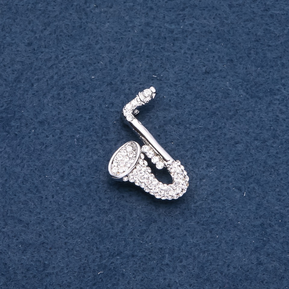 Brož hudební série „Saxofon“ 28×25 mm barva kovu „stříbro“