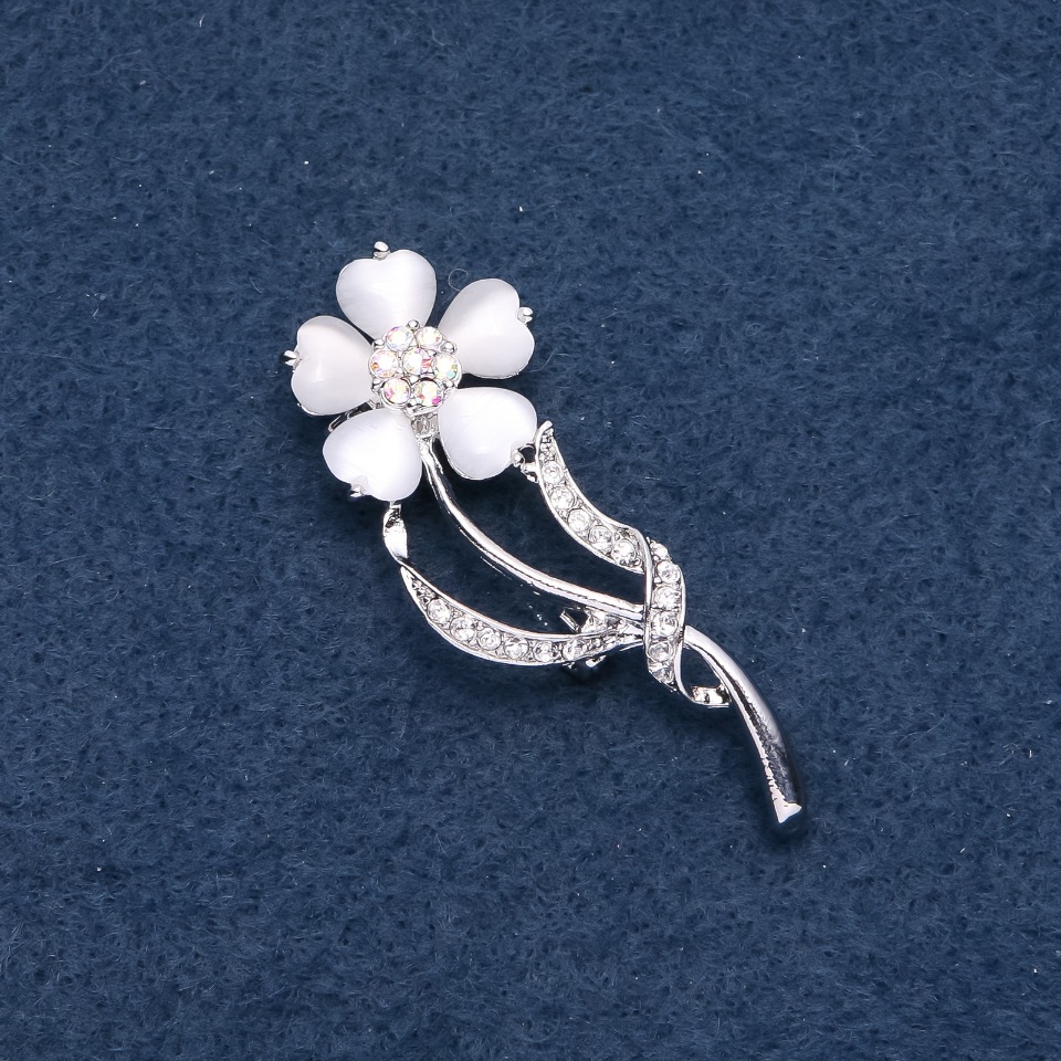 Brož se kamenem bílé kočičí oko Nezábudka, 56×20 mm, barva kovu 'stříbrná'