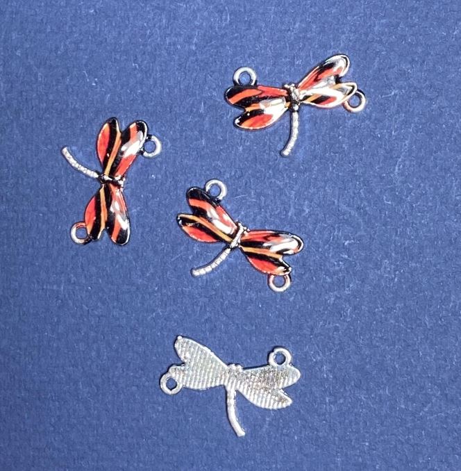 Konektor vážka s černým a červeným smaltem, 22×16 mm, balení 4 ks