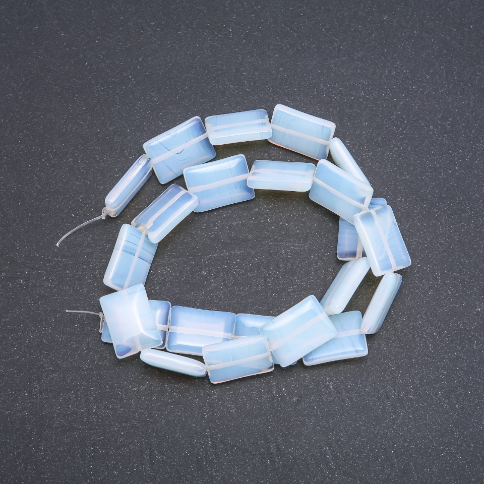 Korálky ze syntetického měsíčního kamene, obdélníkové, rozměry 13×18×4 mm, navlékané na šňůrku, délka 39 cm