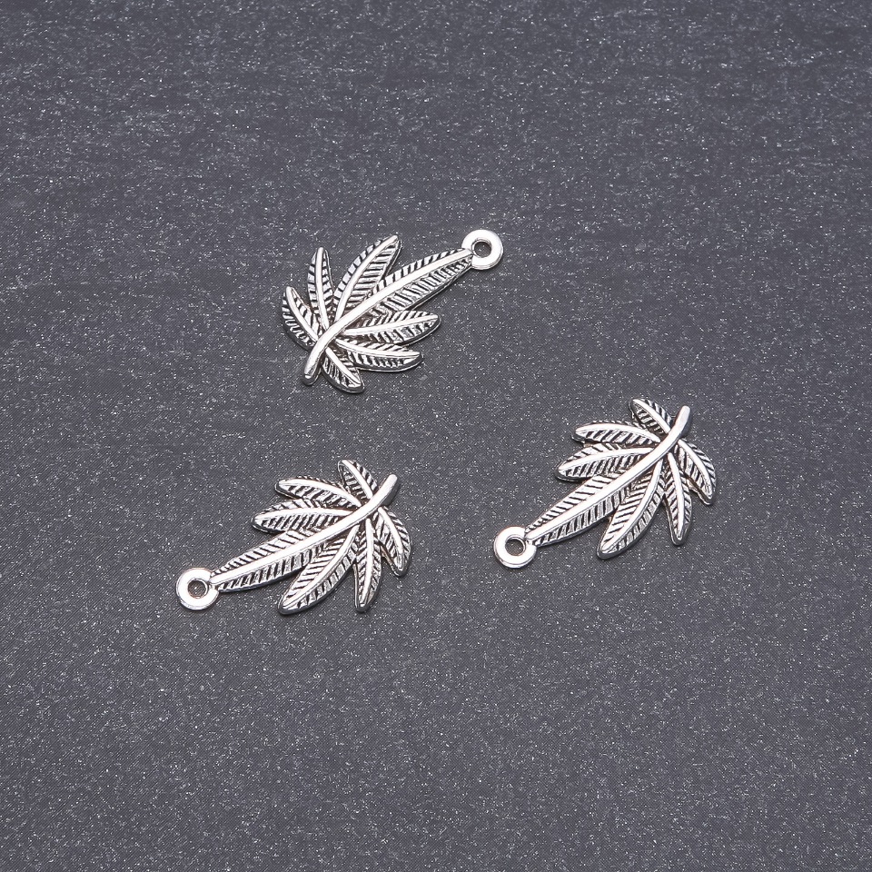 Bižuterní závěsek – List konopí, 15×23 mm, hmotnost 20 g, balení ±10 ks