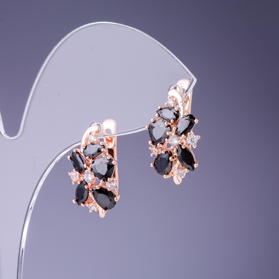 Náušnice se černými krystaly o rozměrech 19×10 mm ve zlatavém kovu