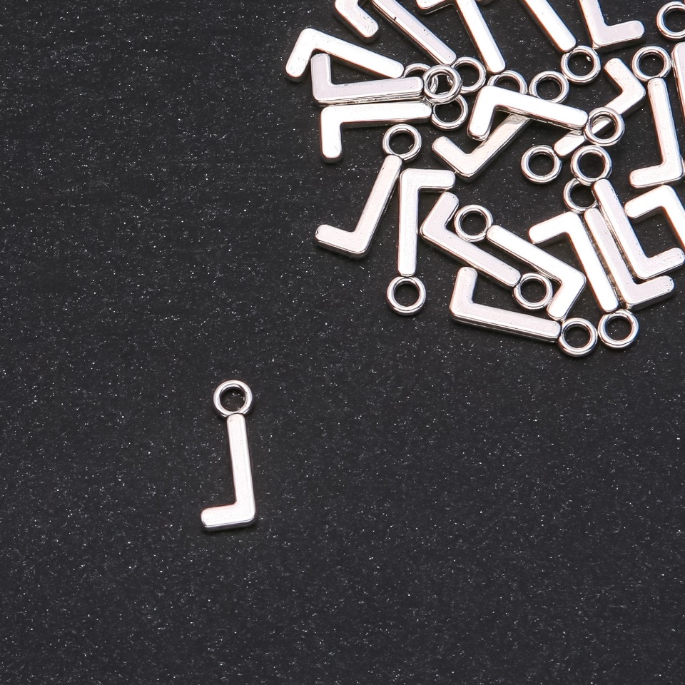 Přívěšek s písmenem 'L' 17×7 mm, balení 20 g (± 30 ks)