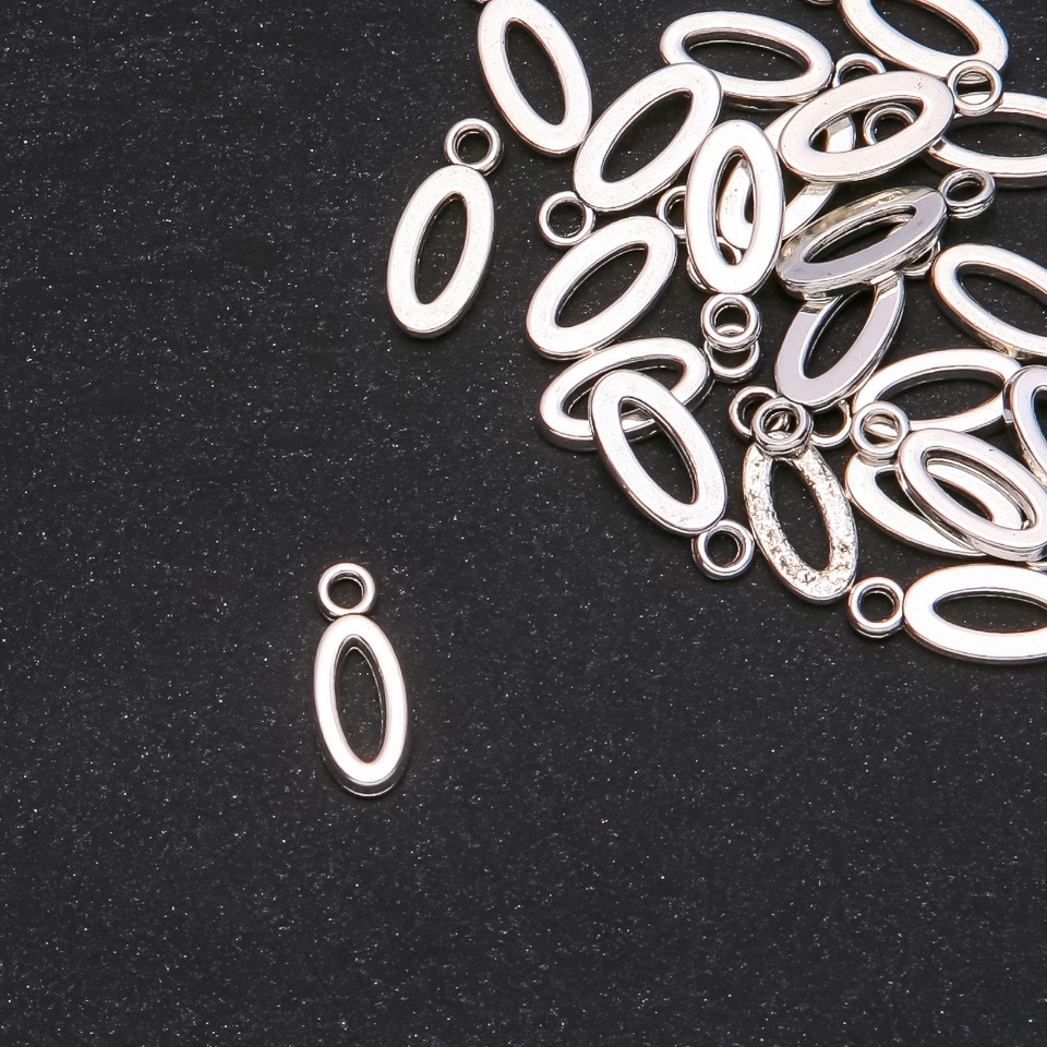 Přívěsek písmene «O» 17×7 mm, balení 20 g (+/- 25 ks)