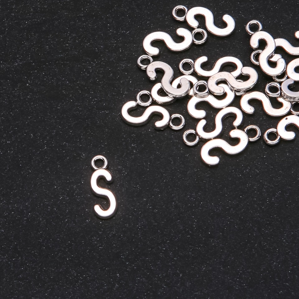 Přívěšek kovové písmeno S, 17×7 mm, balení 20 g (± 30 ks)