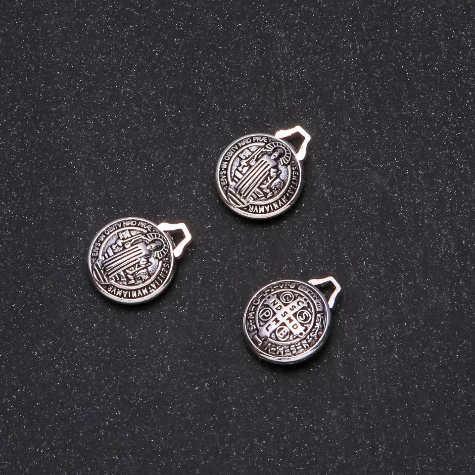 Přívěsek sv. Benedikt 14×17 mm balení 20 g ± 5 ks