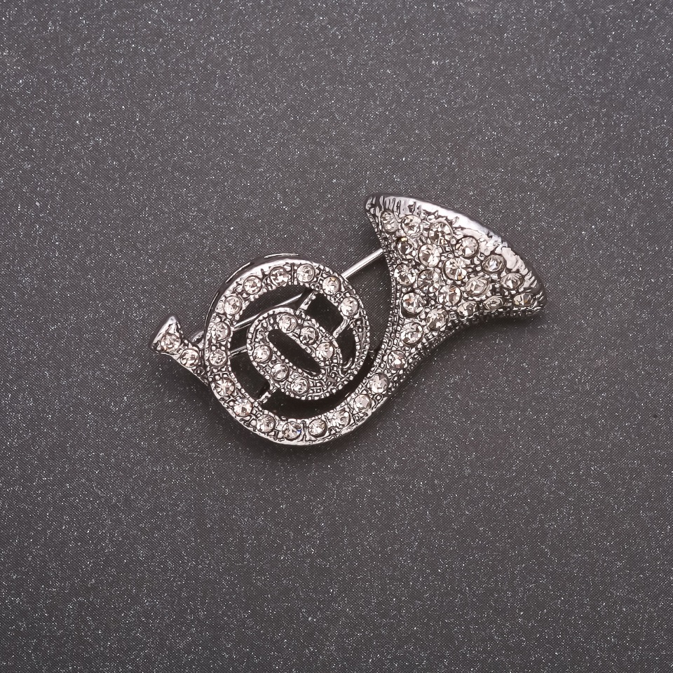 Brožka ve tvaru trubky se štrasovými kameny, šedý kov, 30×20 mm