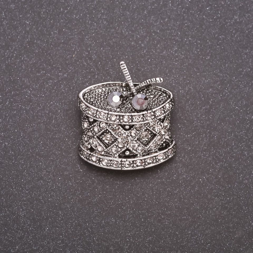 Brož „Buben se krystaly“