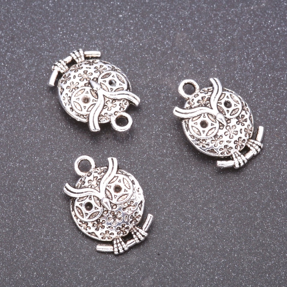 Přívěšek Sova, kovová součástka, průměr 18×13 mm, vnitřní průměr 1,7 mm, tloušťka 7 mm, hmotnost 20 g, balení 9 ks