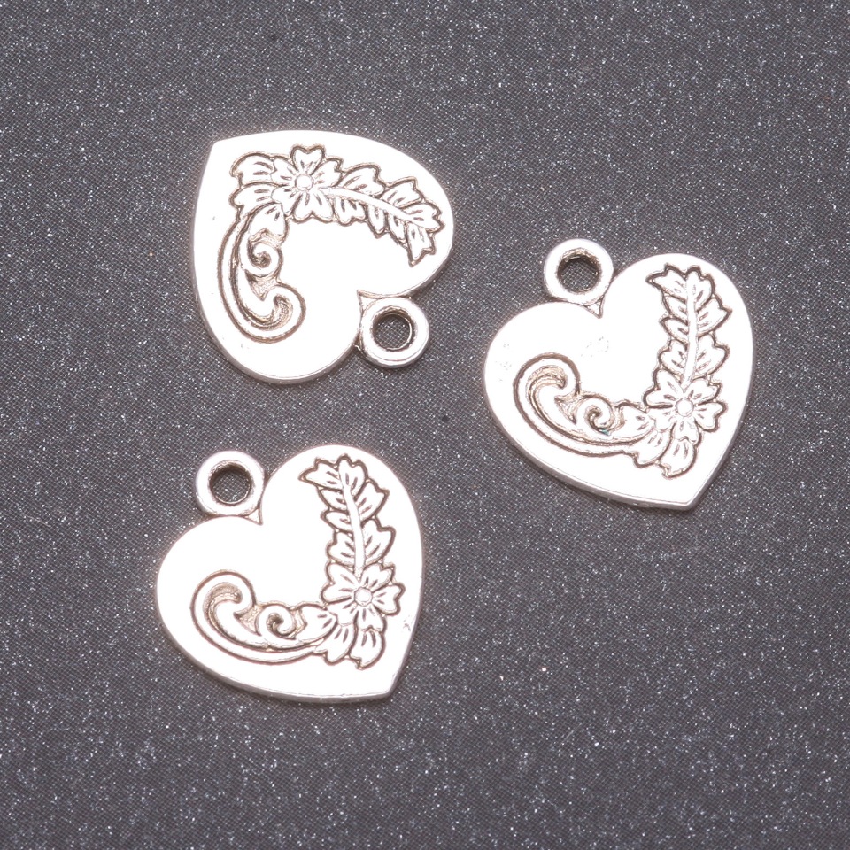 Přívěsek ve tvaru srdce, rozměry 14×16 mm, otvor 1,8 mm, 8 mm fasetovaný, hmotnost 20 g, ± 11 ks