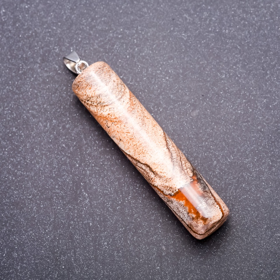 Přívěšek cilindrického tvaru z krajinového jaspisu 64 × 54 × 12 mm