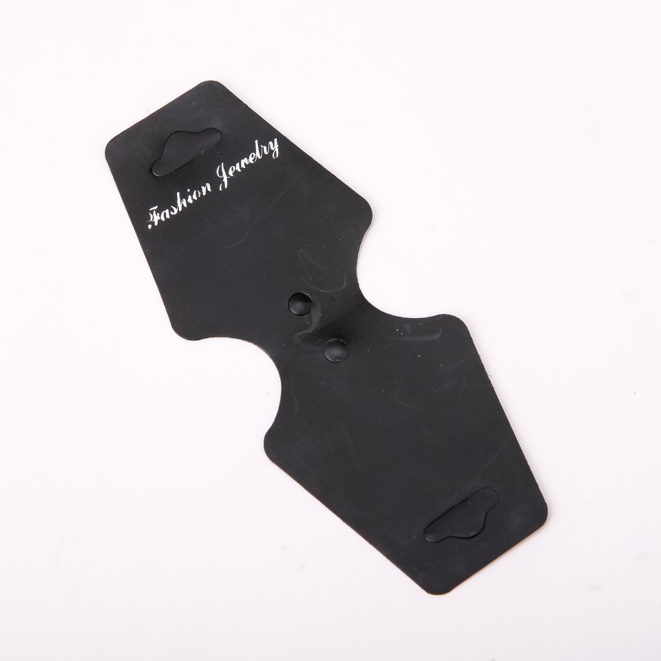 Černá kartička na řetínek či náramek, materiál PU, rozměry 11 × 4,5 cm, 200 ks, balení