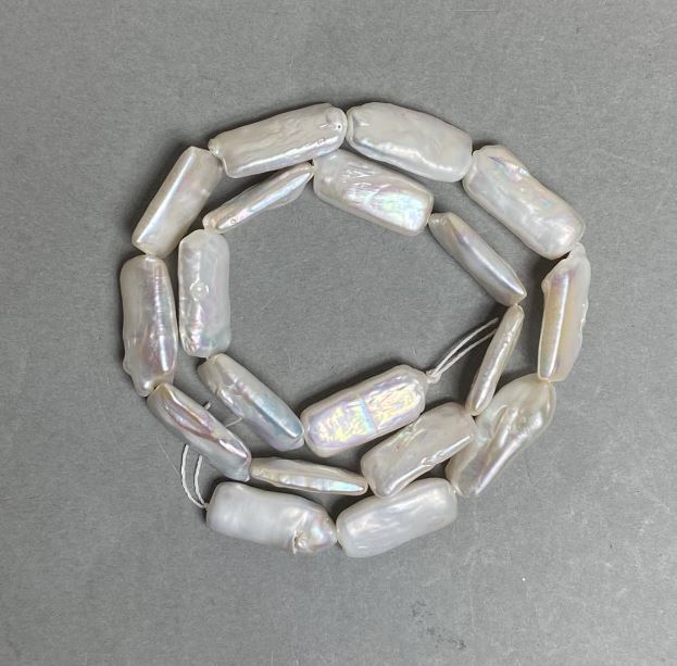 Barokní perly na niti s benzínovým odleskem, teplý odstín, průměr 10×21 mm, délka 41 cm (+ -)