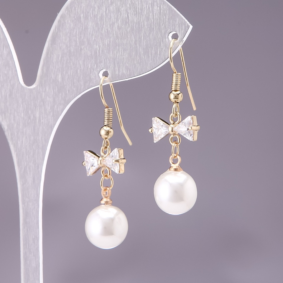 Náušnice «Mašličky» s bílými korálkami, průměr 10 mm, délka 3 cm, žlutý kov