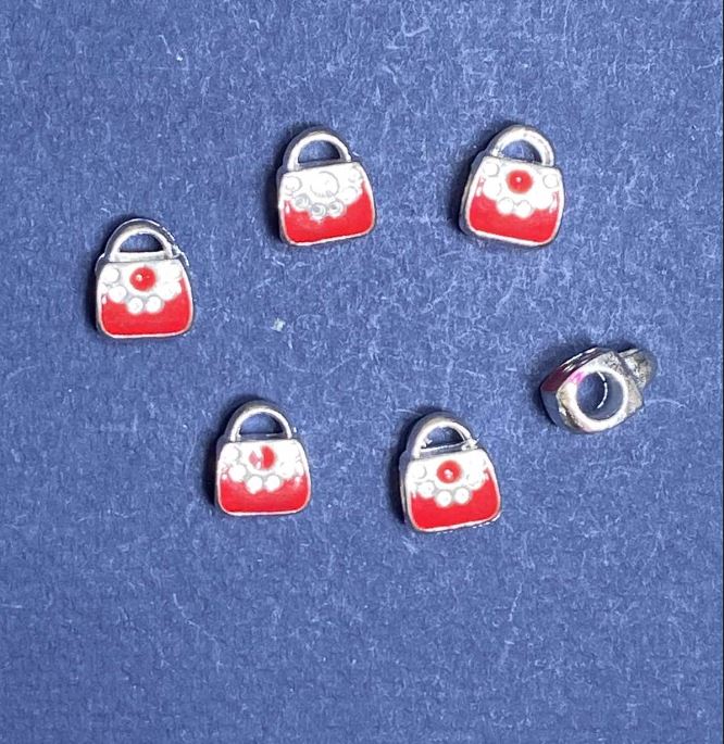 Korálek Pandora šarm – světle šedý kov, červená taštička, 10 mm, balení 6 ks