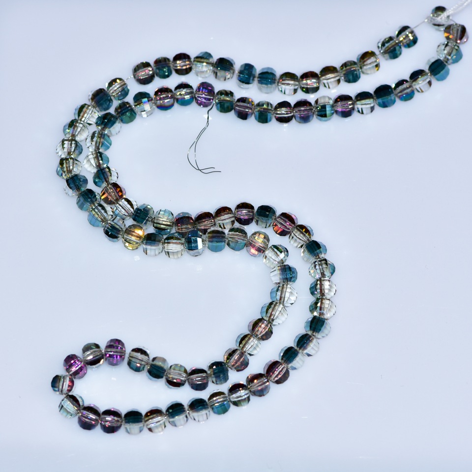 Krystalové korálky Swarovski stylu, světle hnědé, brusované kuličky s povlakem zelený benzín, průměr 5×4 mm, délka šňůry 4 cm