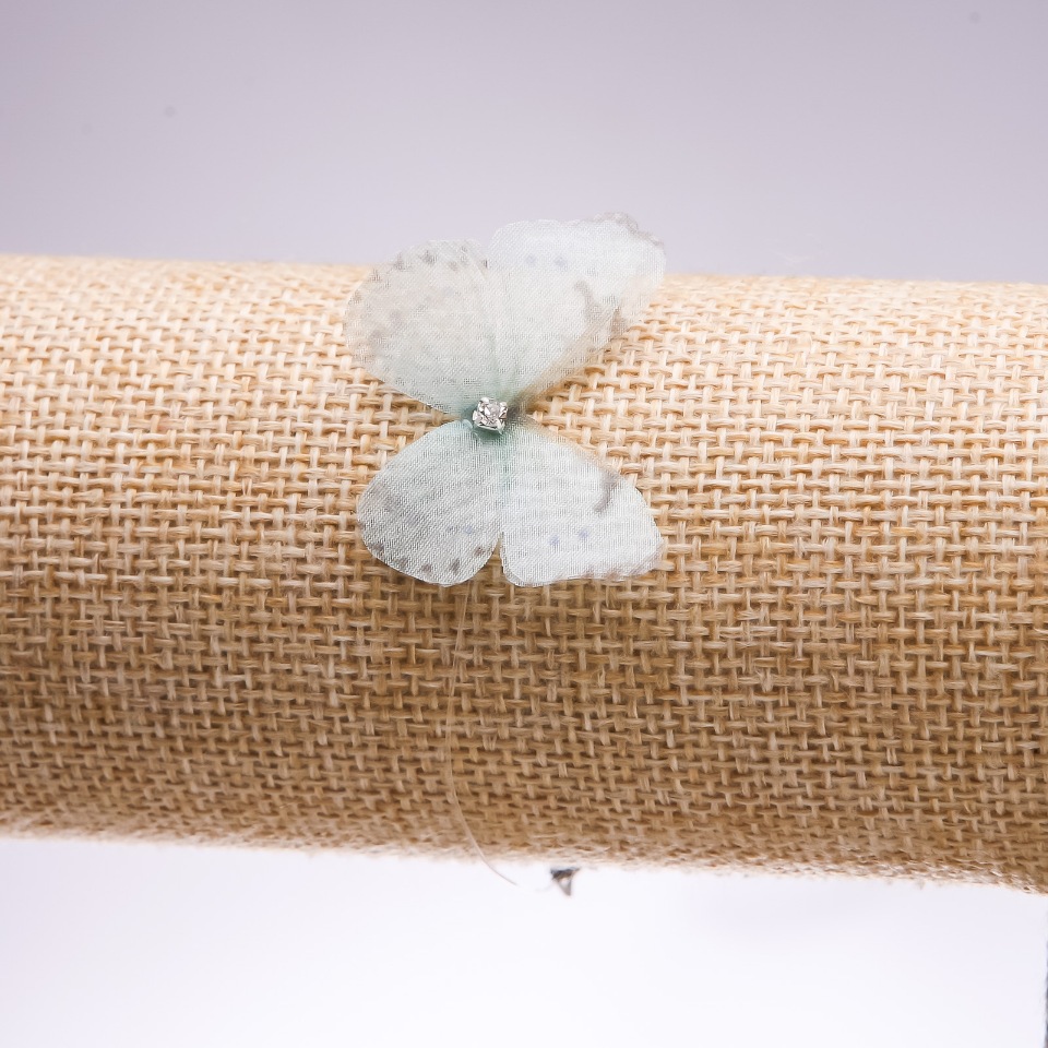 Náramek-choker na neviditelném silikonovém vlákně s přívěskem Motýlek (organza), světle modrá, rozměr 33 × 27 mm, délka 16–20 cm