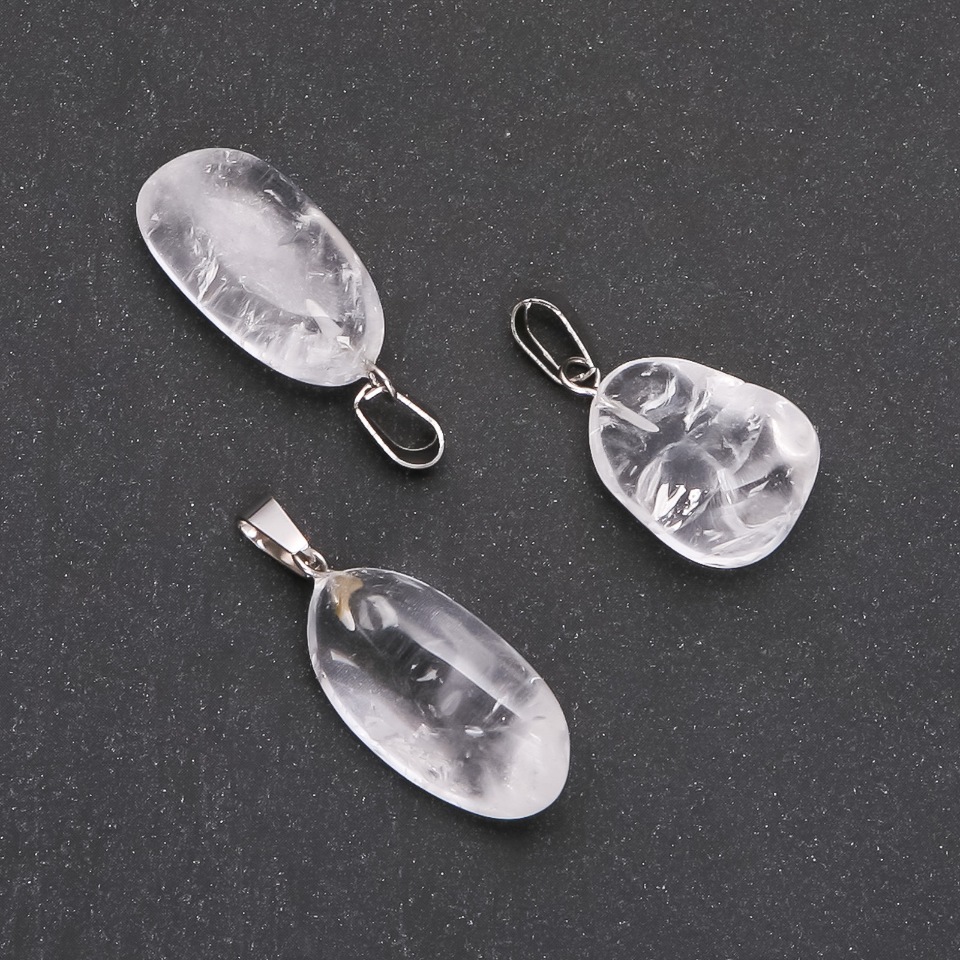 Přívěšek z přírodního kamene Horský křišťál, broušený, v rozměrech 19×24 mm (±)