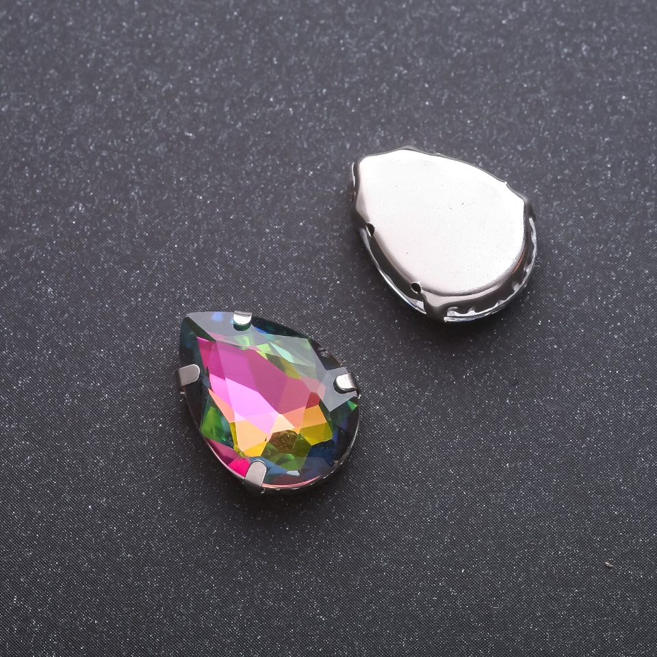 Cena za balení / 10 ks. Šitý krystal ve tvaru kapky 13×18 mm zeleno-růžový