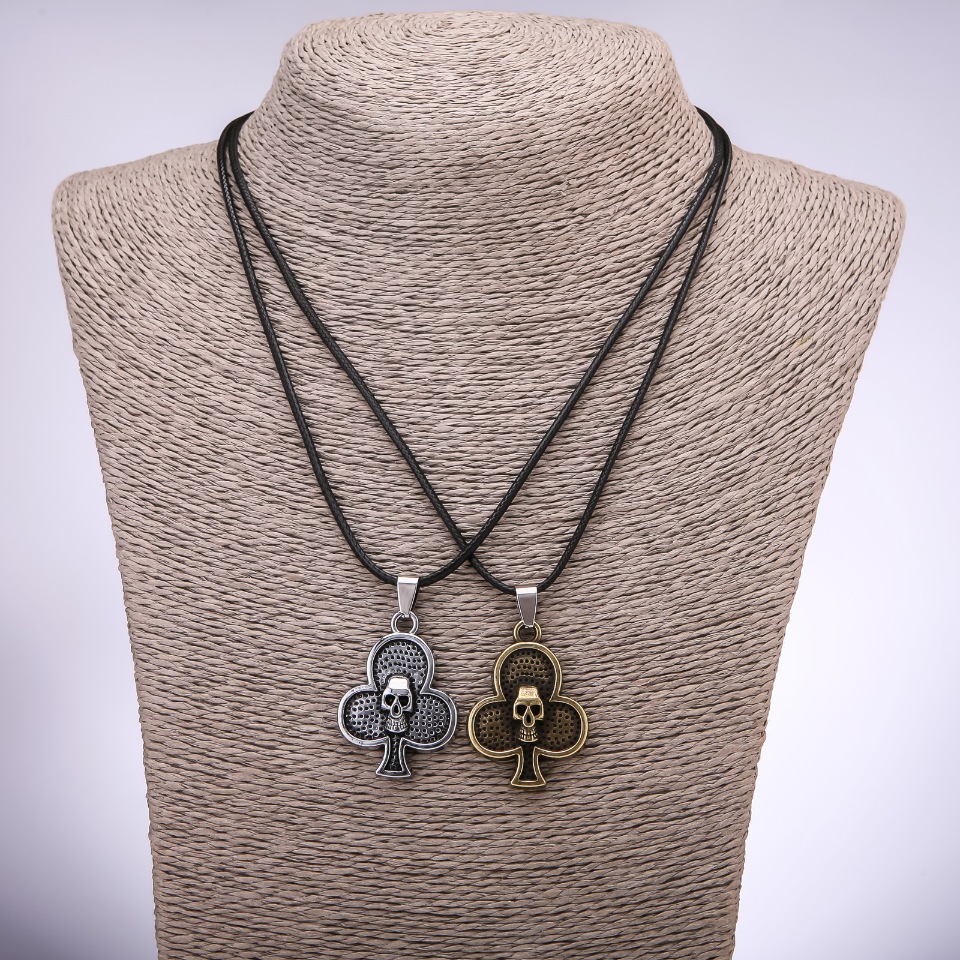 Párové přívěsky přátelství s trojlístky a lebkami, délka 42–48 cm, průměr 25 × 35 mm