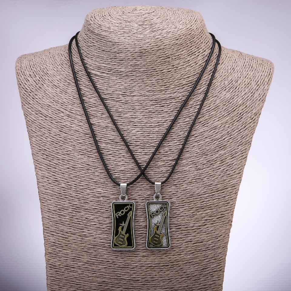 Párové přívěsky přátelství – Rockové kytary, délka 42–48 cm, průměr 18×37 mm