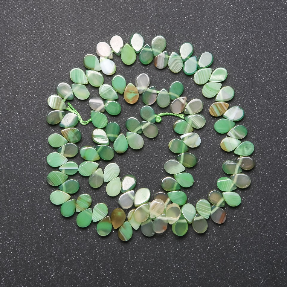 Achátové korálky salátově zelené ve tvaru motýlků, průměr 8×6 mm, délka 38 cm