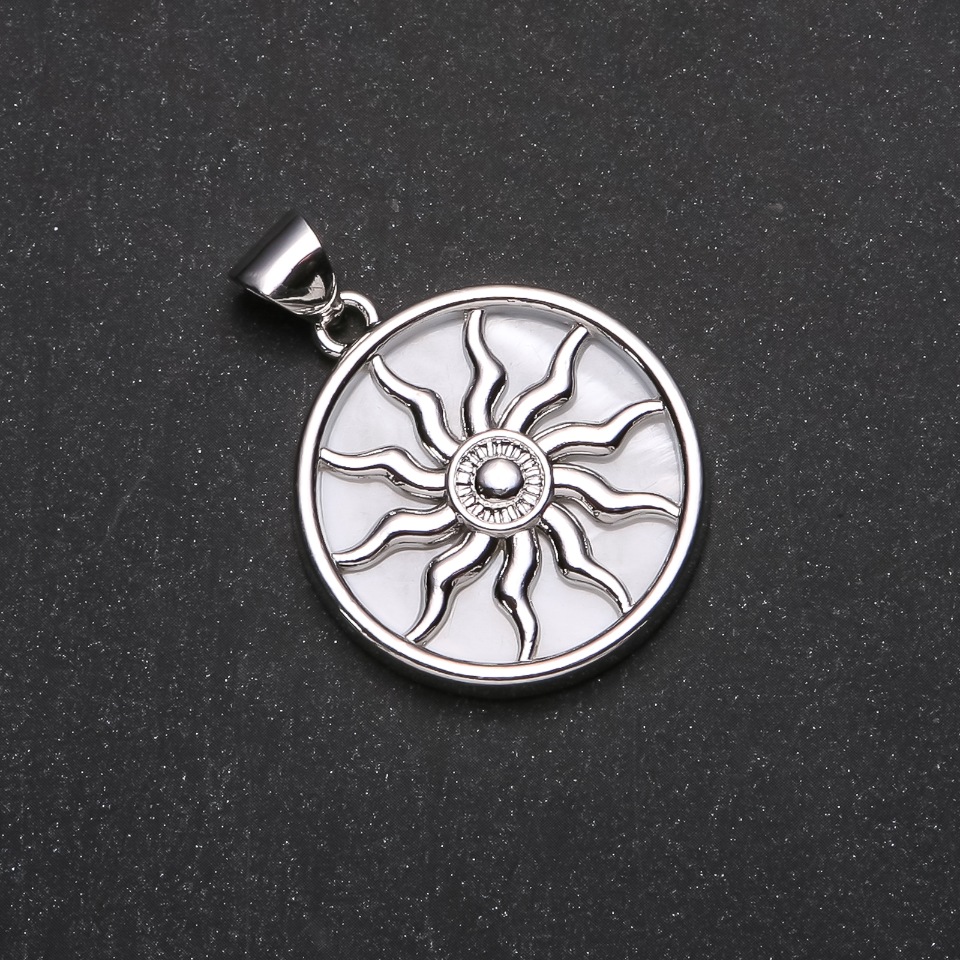 Přívěšek Jarylo z bílé perleti, průměr 32 mm