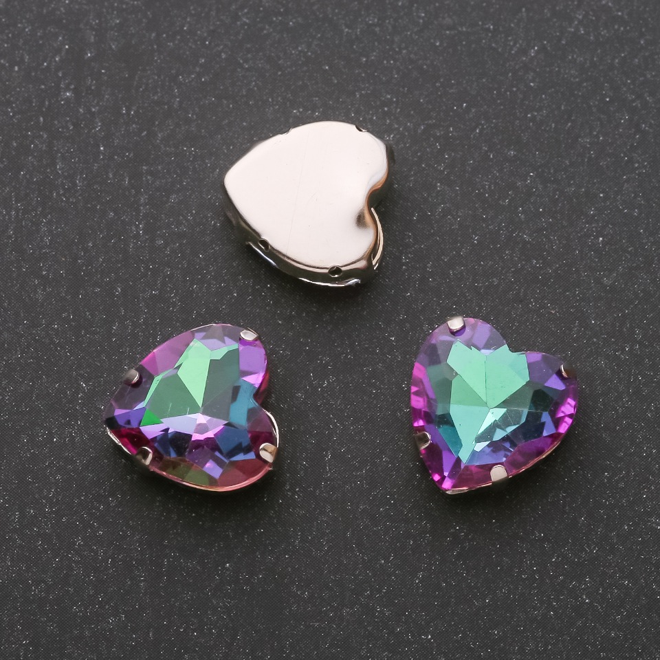 Cena za balení / 10 ks. Našívaný krystal ve tvaru srdce 14 mm zeleno-malinový