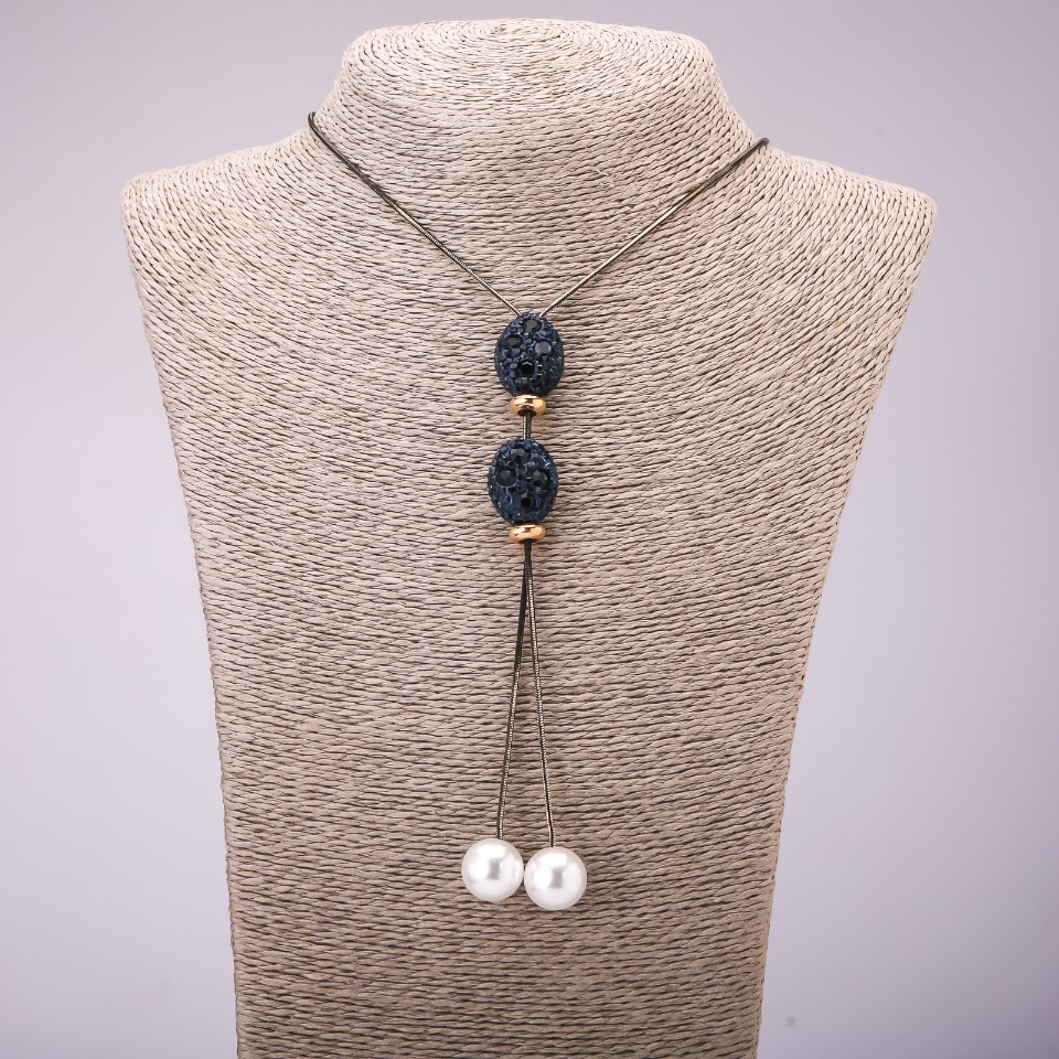 Přívěšek ve tvaru kravaty se modrými krystaly na dlouhém kovovém řetízku, barva černé zlato, průměr 16×48 mm, délka 70 cm