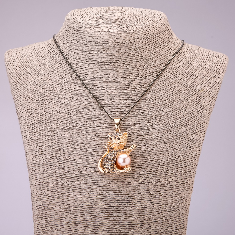 Přívěsek «Kočička» s černými štrasovými kamínky na dlouhém kovovém řetízku s povrchovou úpravou v odstínu černého zlata, rozměry 30 × 39 mm, délka 70 cm