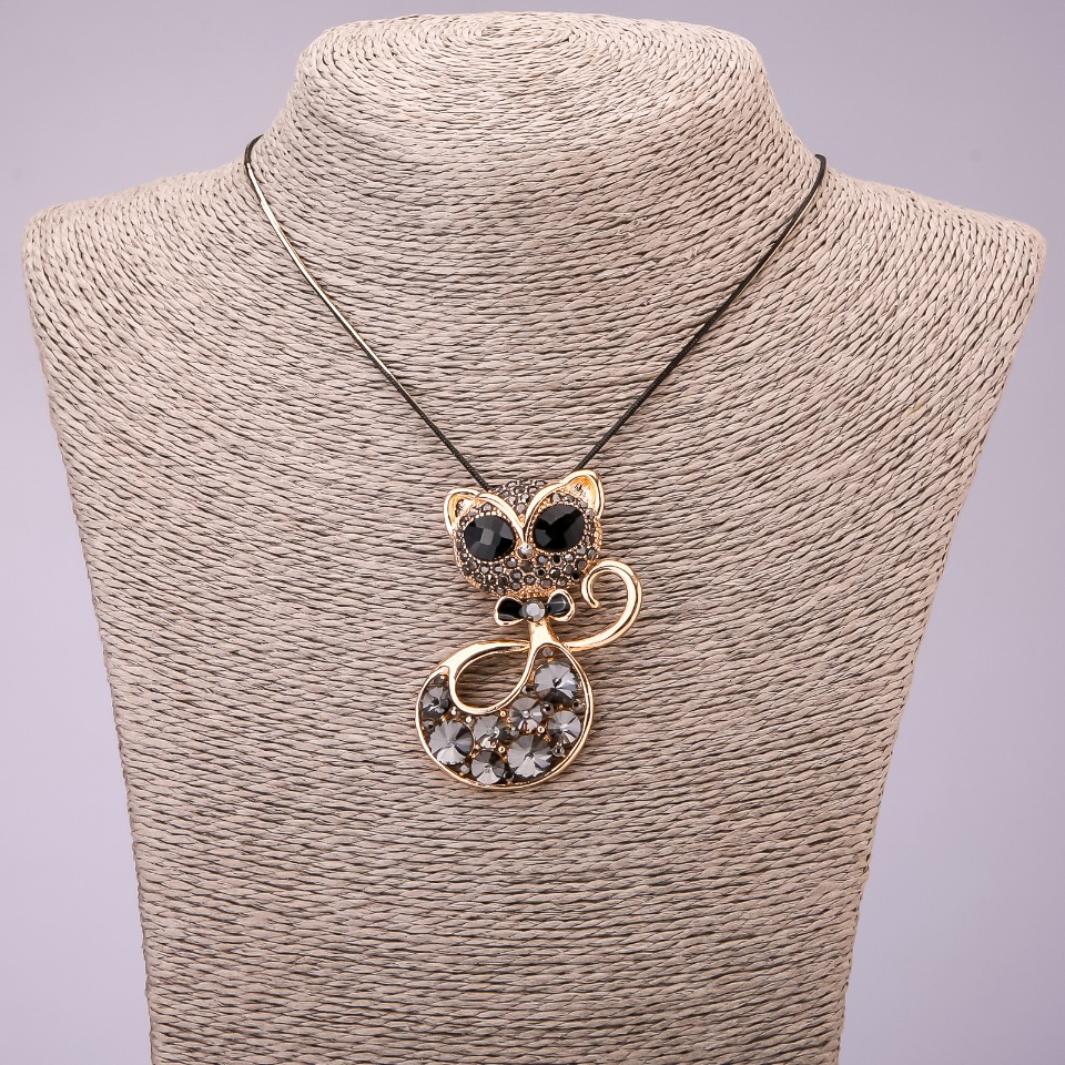 Přívěšek „Kočka“ se šedými krystaly na dlouhém řetízku z kovu „černé zlato“, průměr 44×55 mm, délka 70 cm