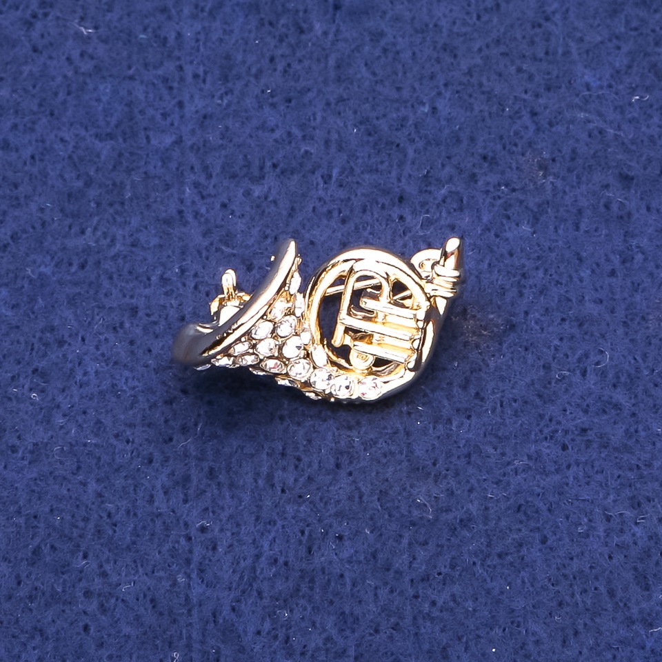 Brož s francouzským rohem ze zlatistého kovu 16×27 mm