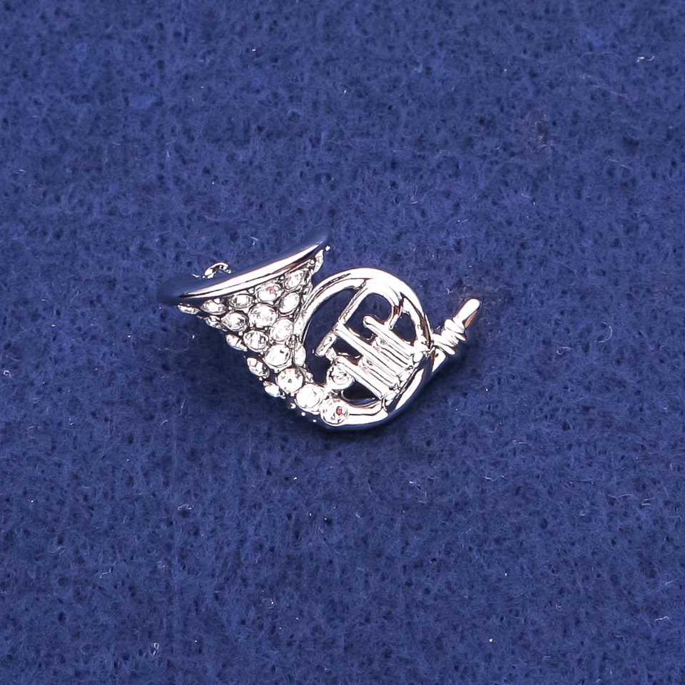 Брошка Валторна зі стразами сріблястий метал 16х27мм