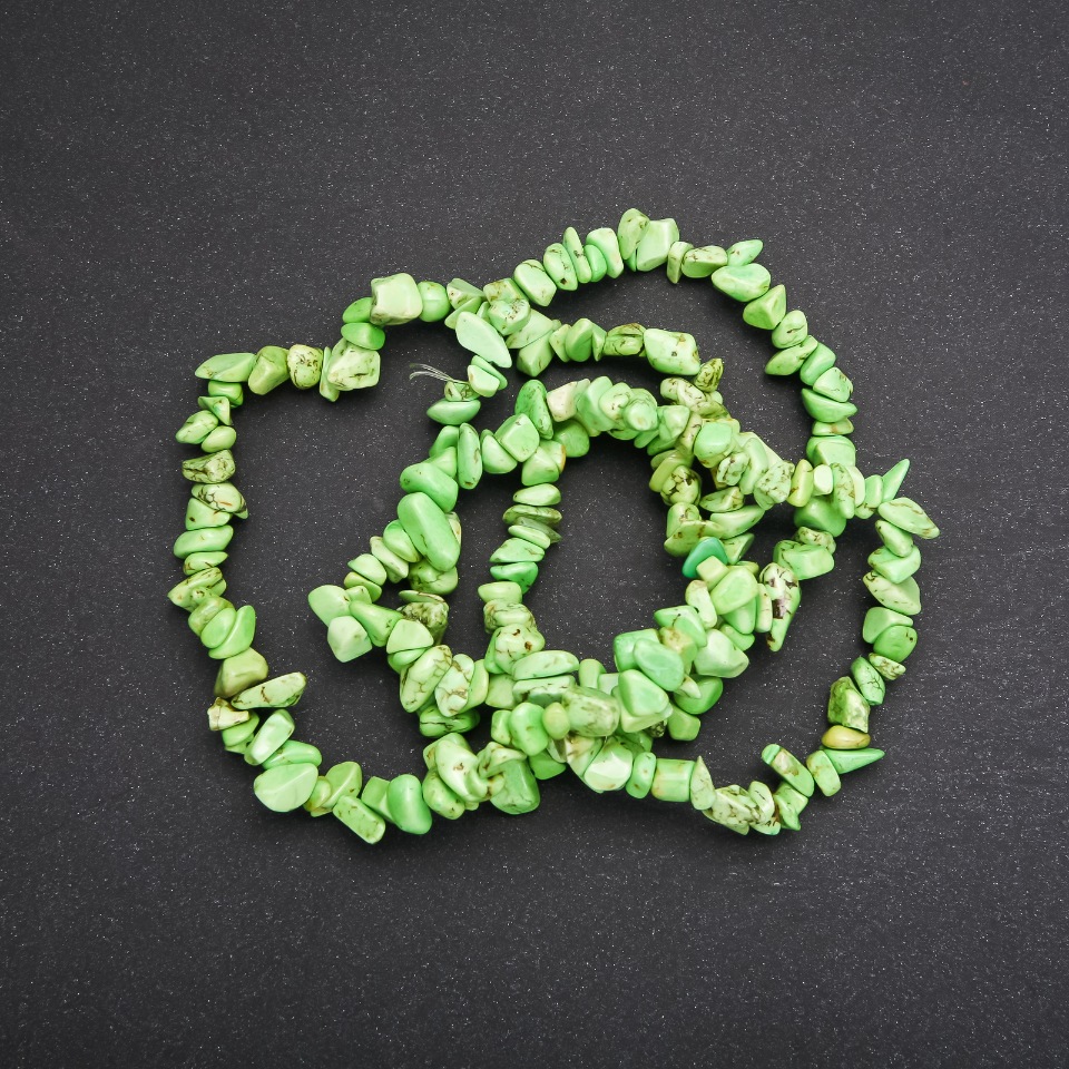 Korálky z tónovaného howlitu, drobné zrnka, průměr 6 mm, délka 80 cm