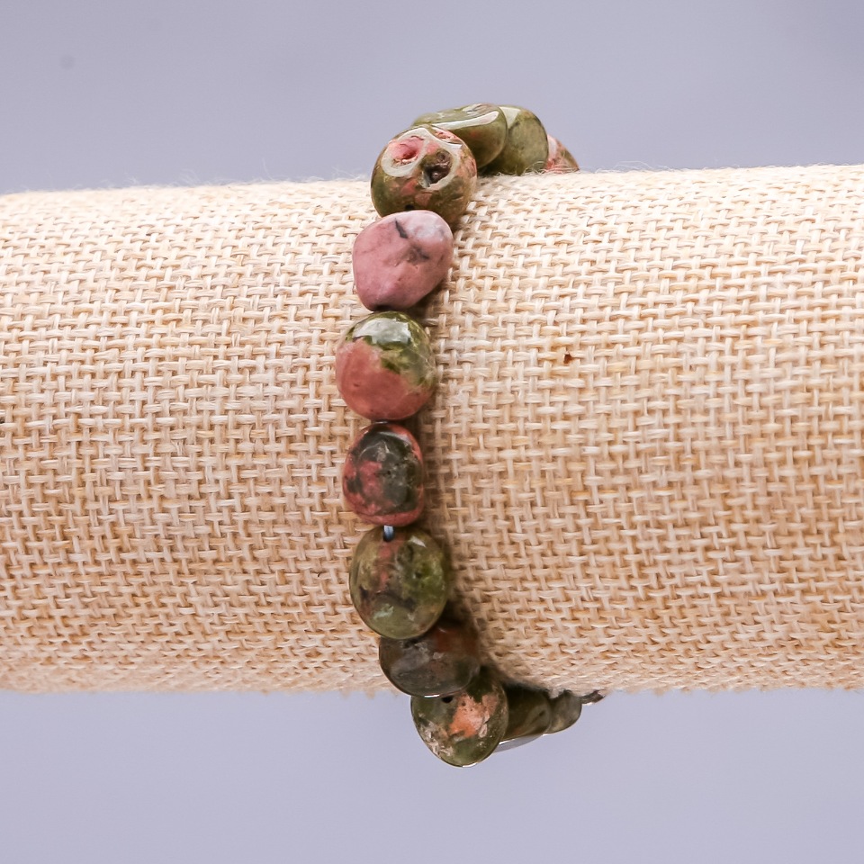 Náramek na gumičce z heliotropu, galetovaný 10×12 mm