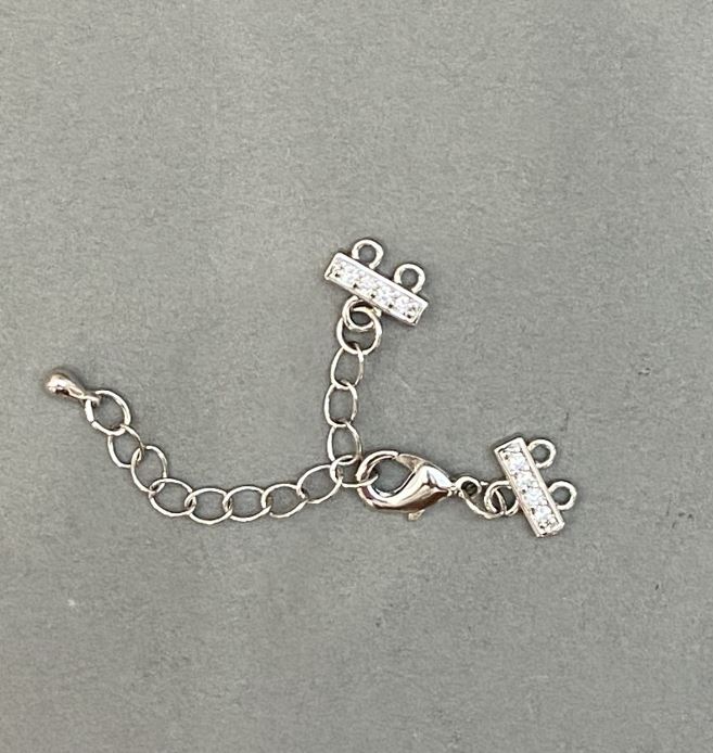 Zámek pro náramky a korálky na dvě nitě se štrasami a prodlužovacím řetízkem, stříbrný kov, průměr 9×12 mm, délka 5 cm