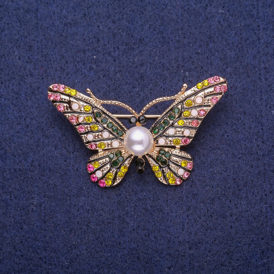 Brož Motýlek se štrasovými kamínky a korálkou, žlutý kov 28×46 mm