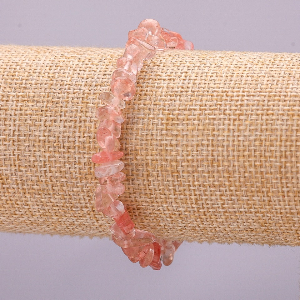 Náramek na gumičce z chalcedonu – drobné kousky, průměr 7 mm (±), délka 18 cm