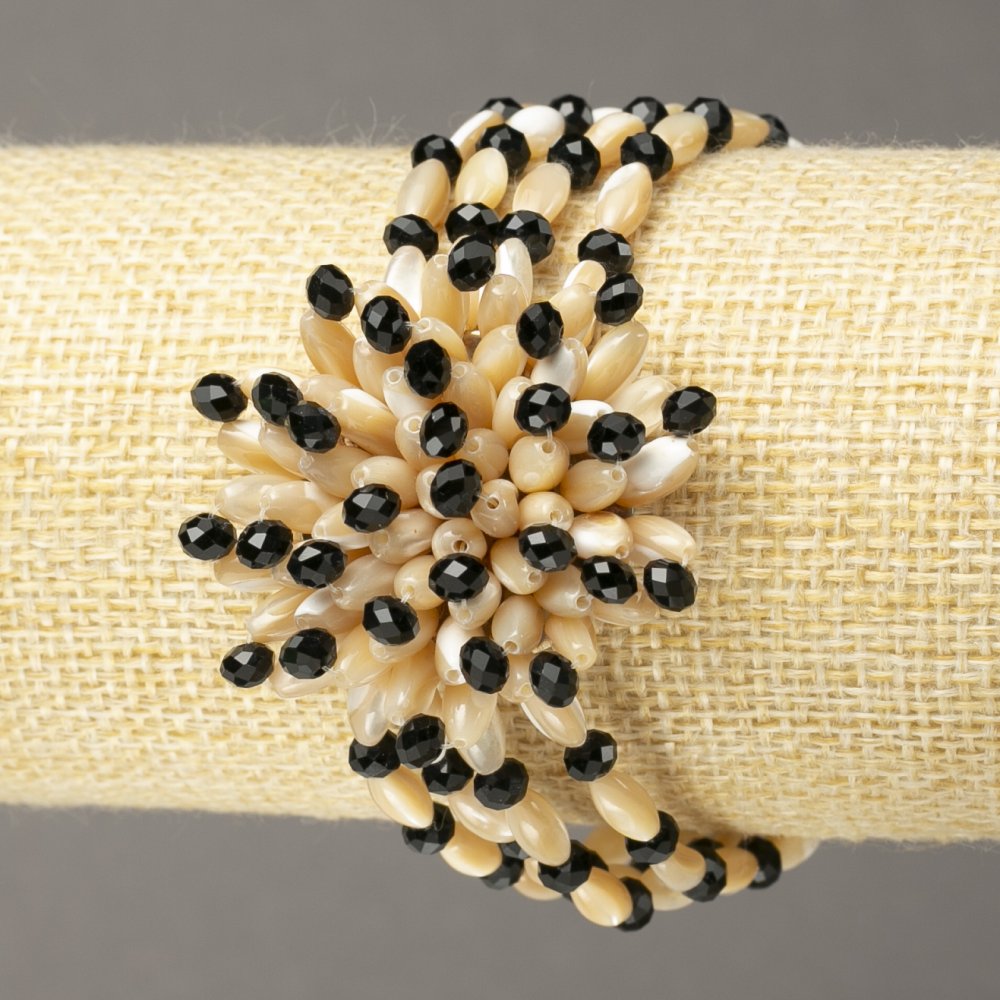 Náramek na gumičce z perleti a českého skla