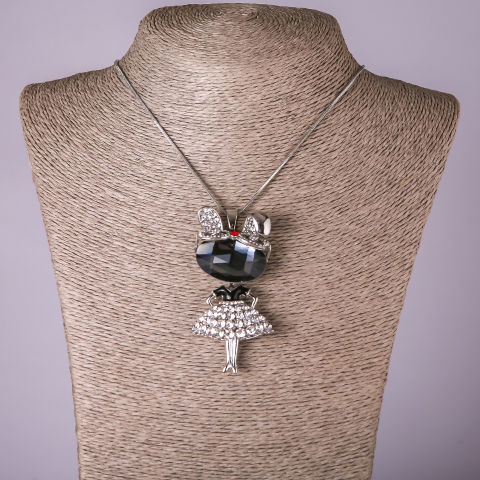 Přívěšek na řetízek Kočička se krystaly, rozměry 35 × 70 mm, délka řetízku 75 cm