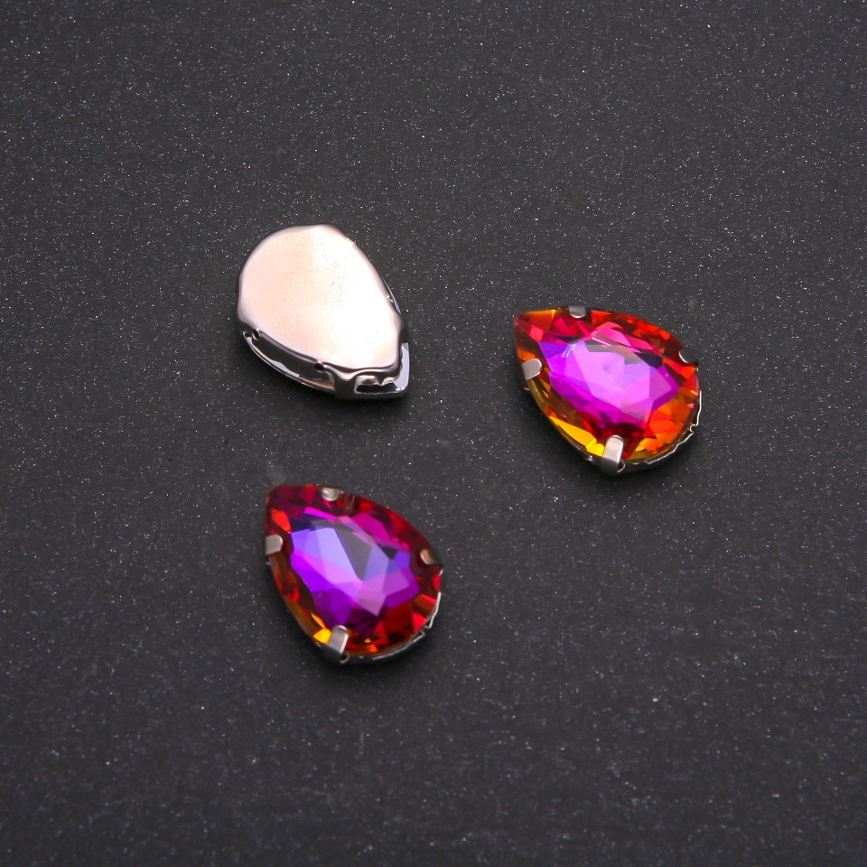 Cena za balení /10 ks. Šitý krystal s čepem ve tvaru kapky 13×18 mm malinově oranžový