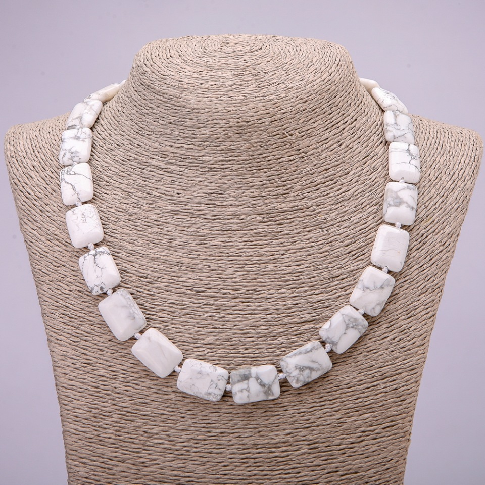 Náhrdelník z přírodního chalcedonu, obdélníkový tvar, délka 48 cm