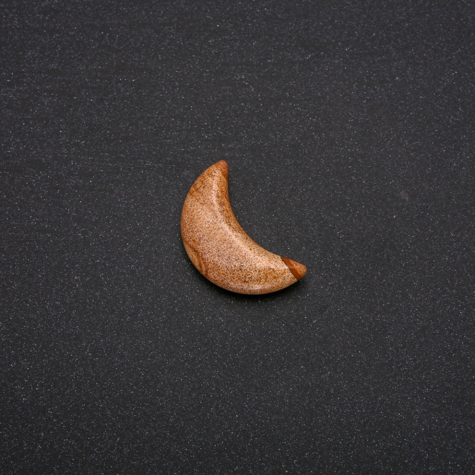 Suvenýrní kámen Paisážní jaspis ve tvaru Měsíce 16×30×8(±)mm