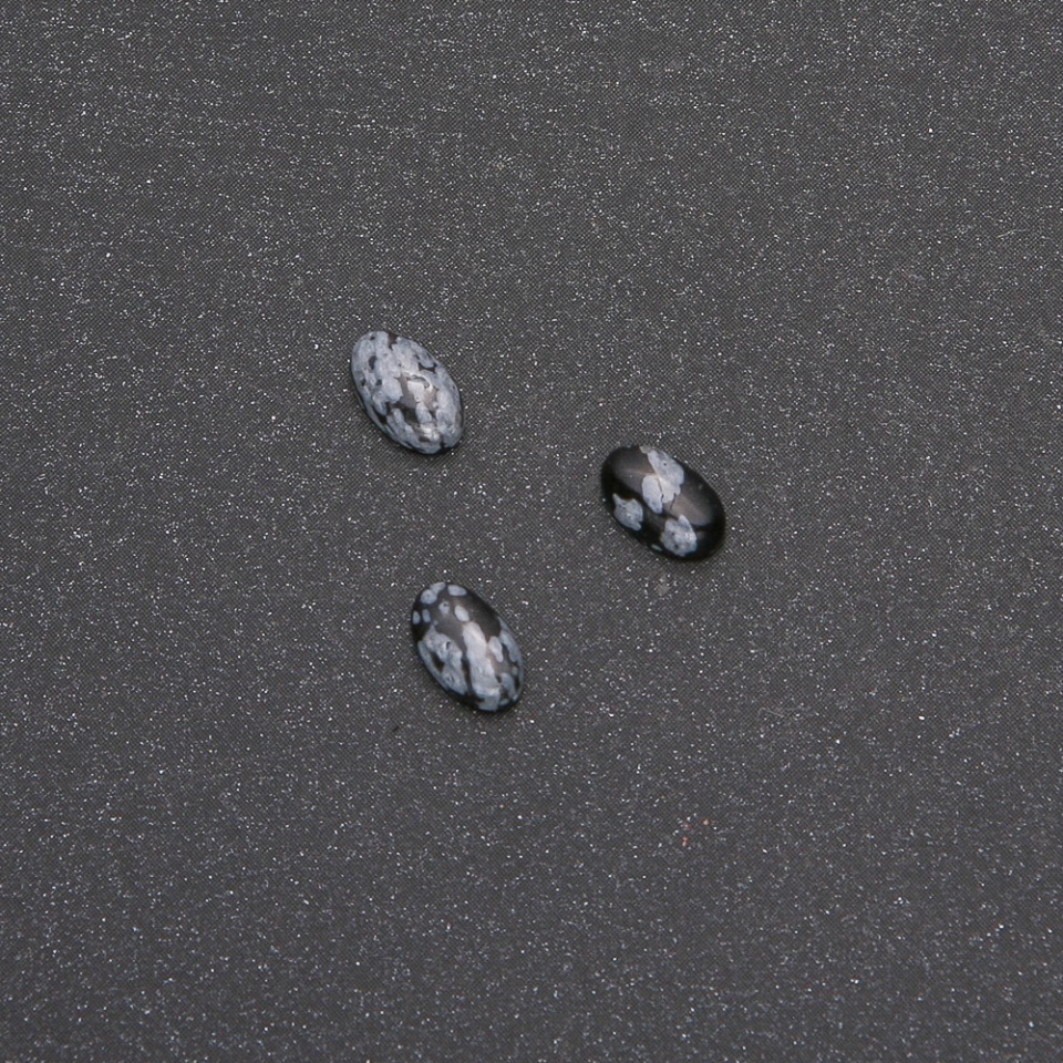 Kabošon ze Sněhového obsidiánu 'Slzy Apačů' 8×5 mm