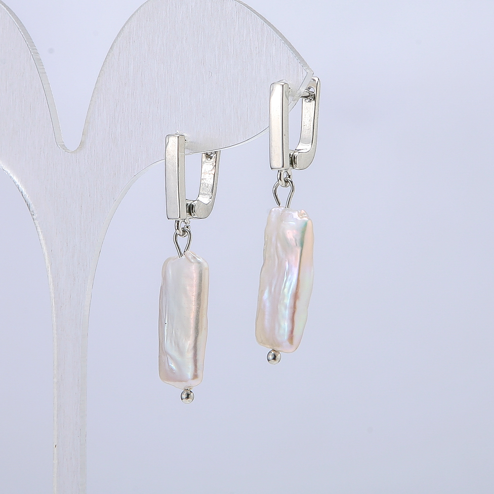 Náušnice z přírodních barokních perel, průměr 17 × 10 mm, délka 37 mm ± s benzínovým odleskem